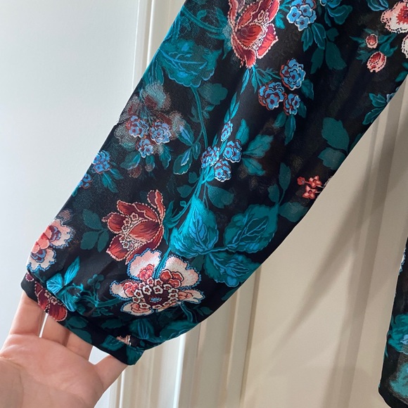 NWOT Loft blouse ruffle detail - Picture 4 of 4